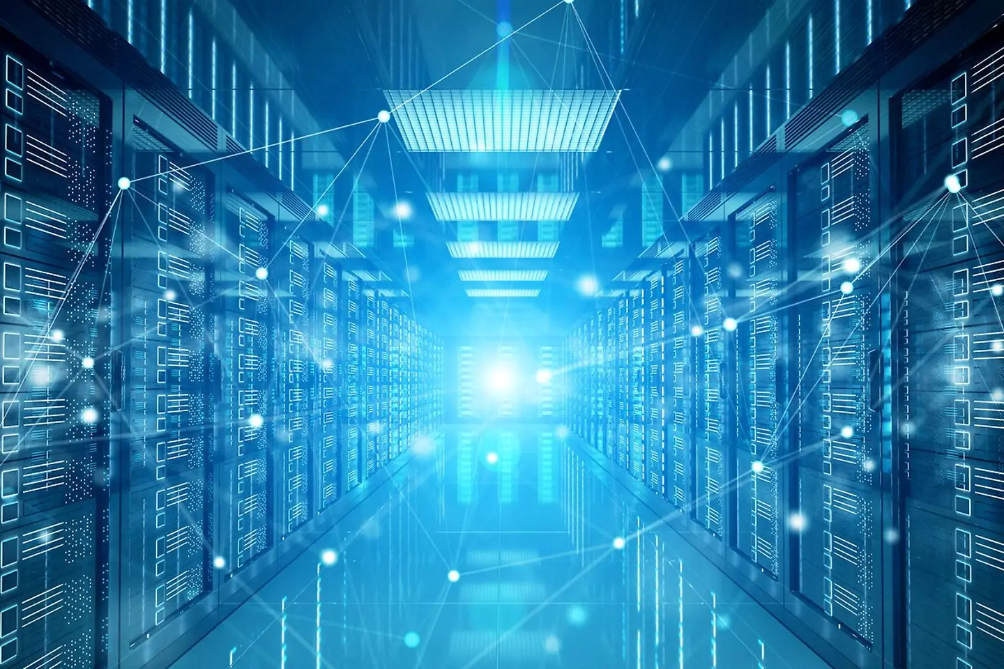 Verbindungsnetz in einem dunklen Serverraum