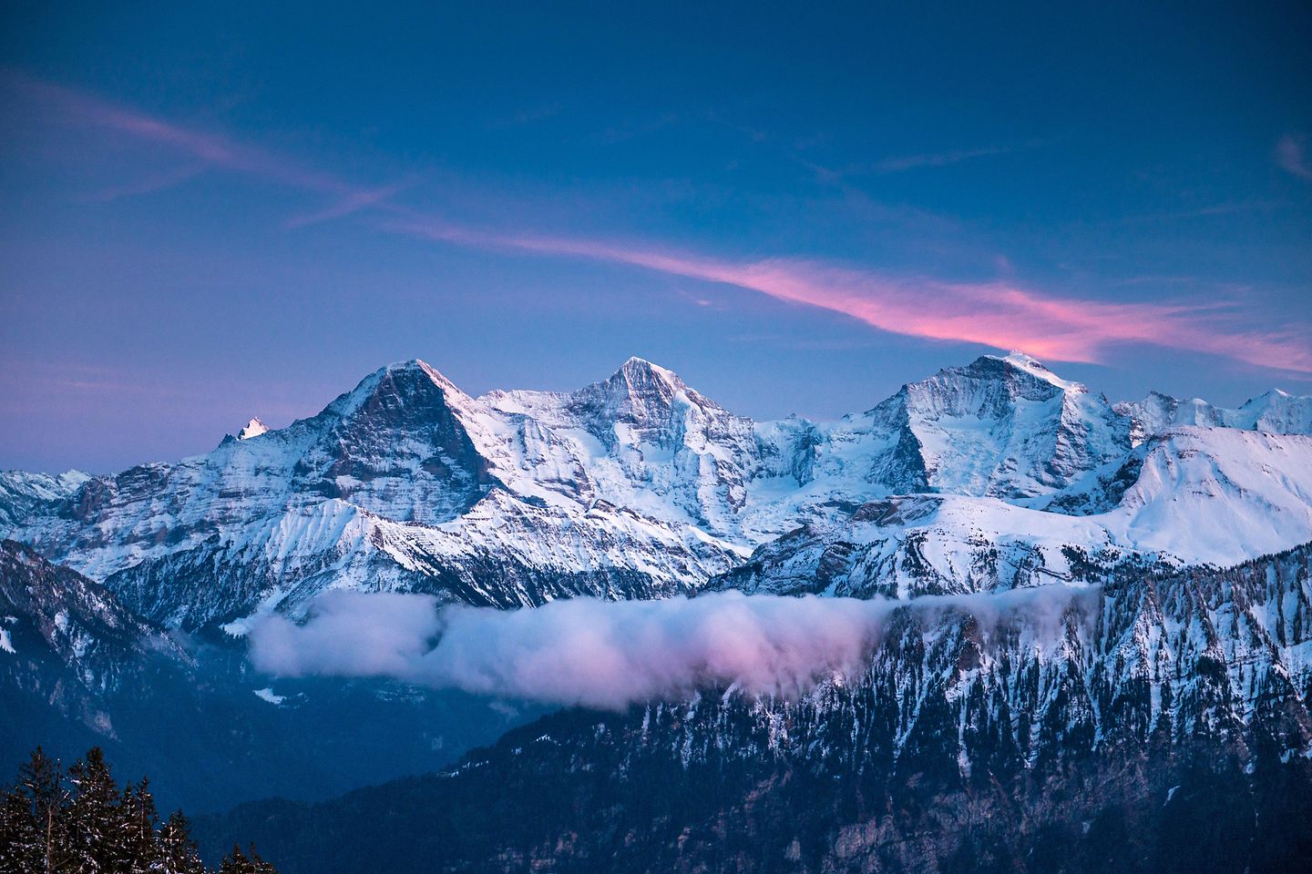 Schweizer Berge in der Abenddämmerung