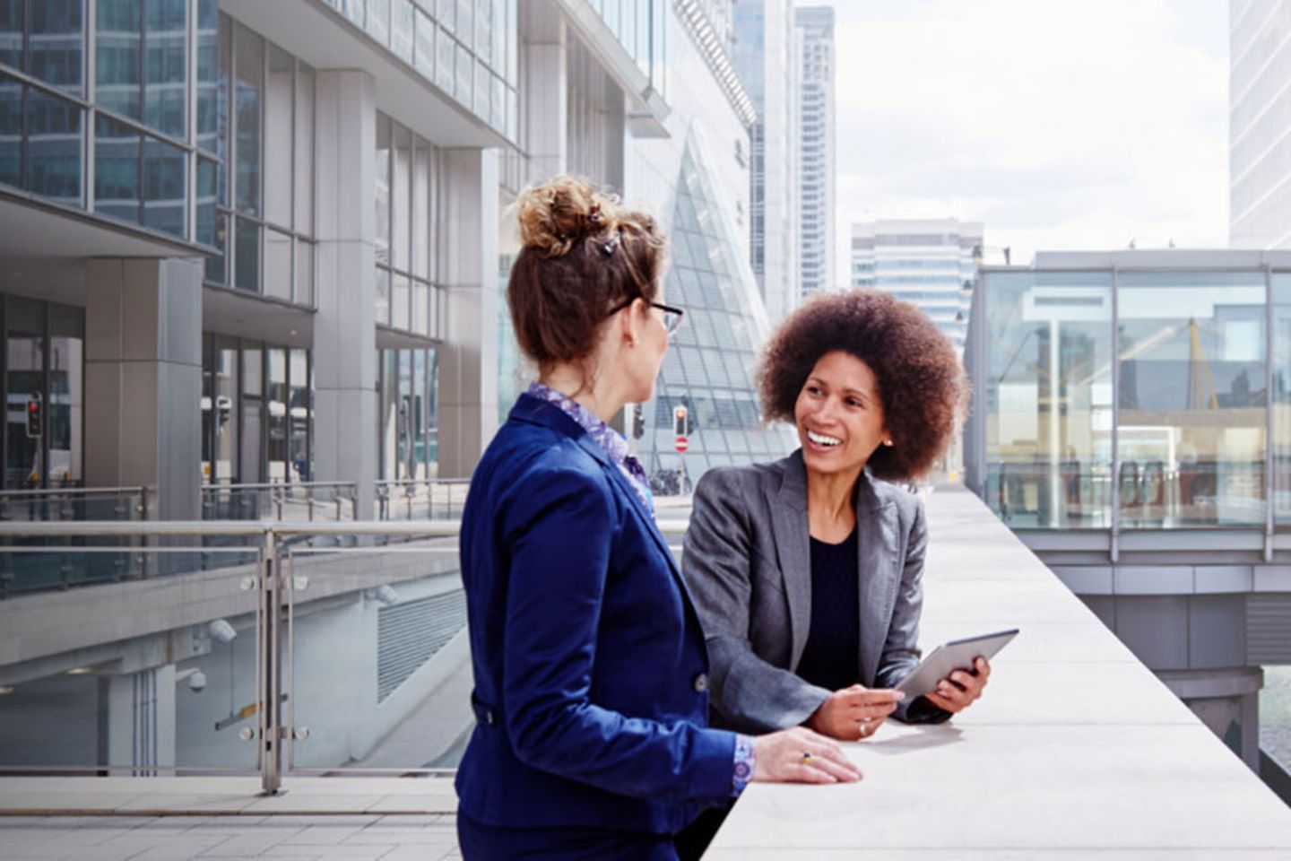 Zwei Business-Frauen vor modernem Gebaude