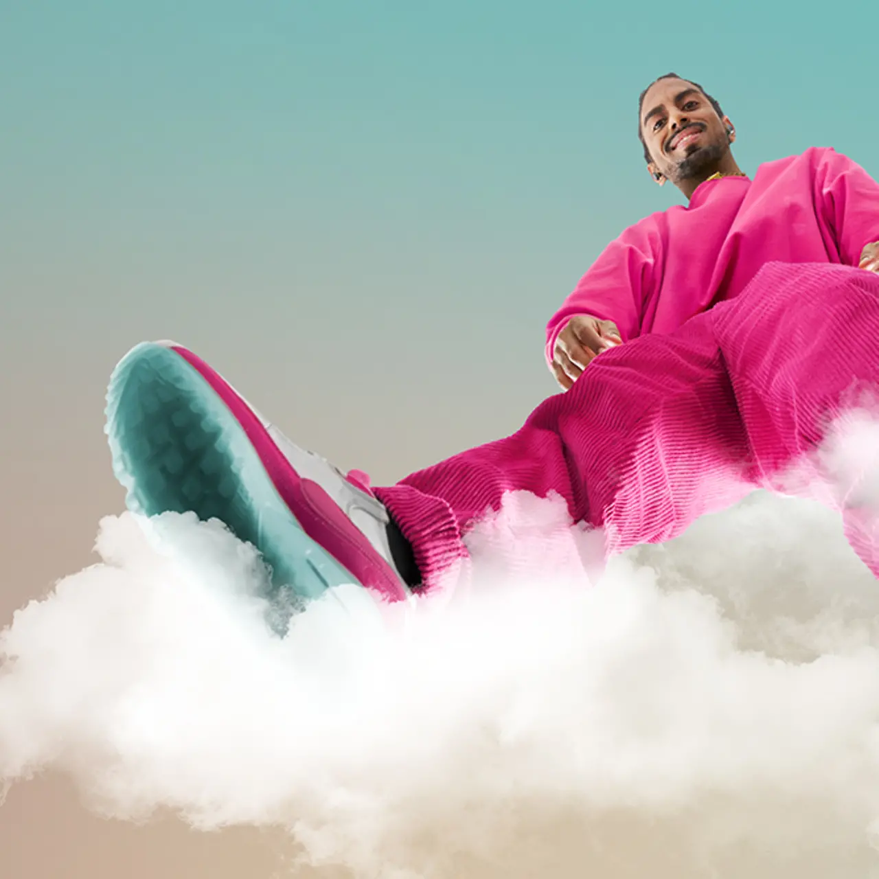 Une personne vêtue d'une tenue rose et de chaussures turquoises se tient sur un nuage