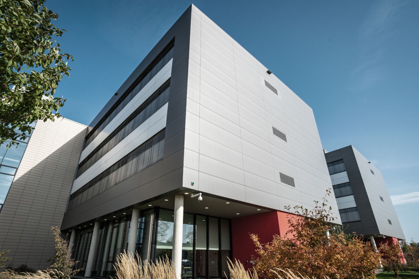 Modernes Bürogebäude vor einem schönen blauen Himmel