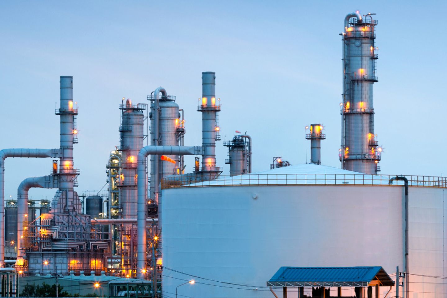 Refinería de petróleo con un cielo azul