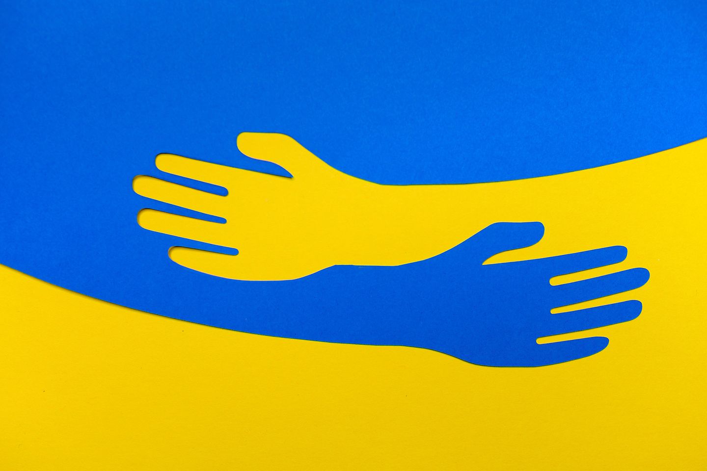Hände in den Farben der ukrainischen Flagge