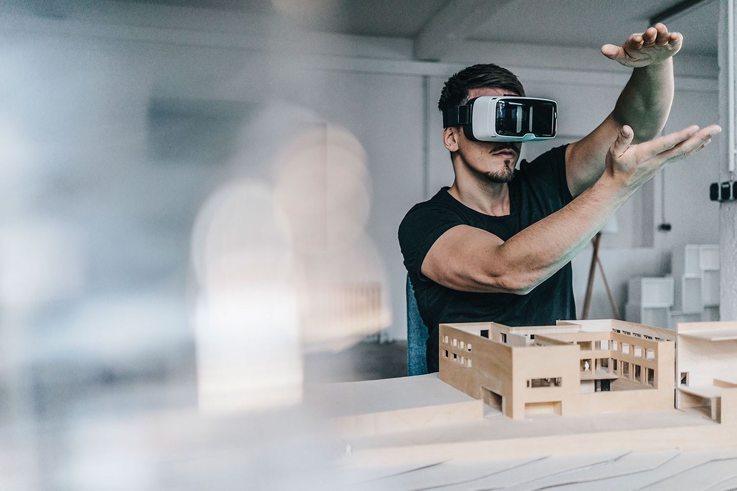 Mann mit Virtual-Reality-Brille gestikuliert mit seinen Händen