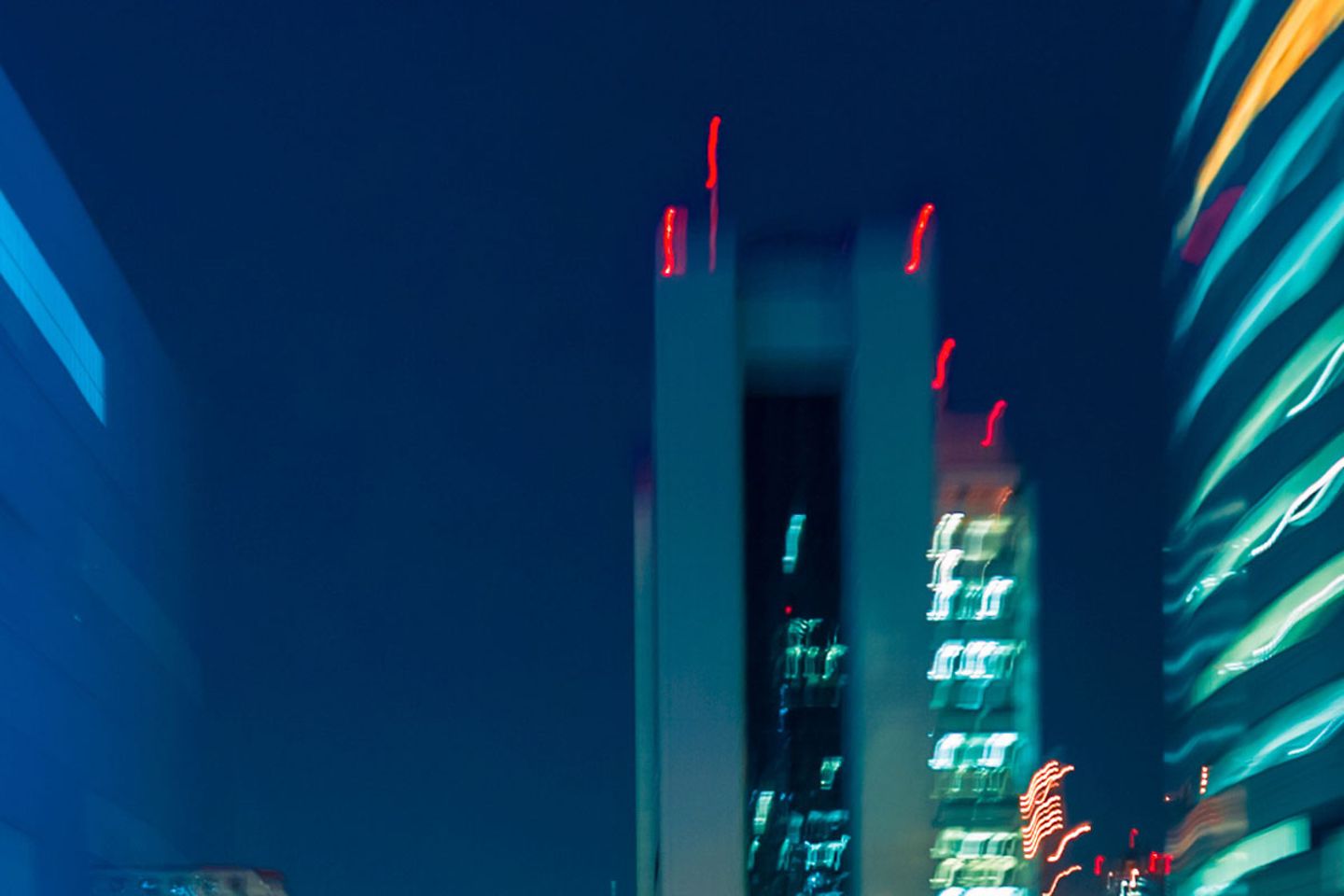 Vista abstracta desde un tren de alta velocidad de Yurikamome Monorail en Tokio, Japón, con desenfoque de movimiento