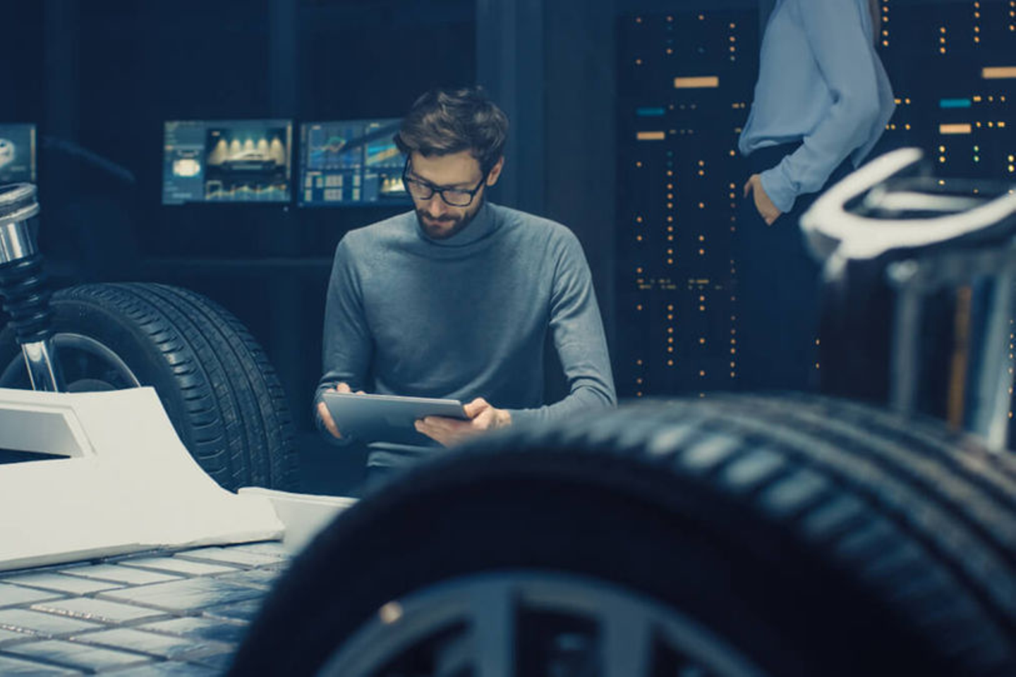 Man kijkt op zijn tablet in fabriek