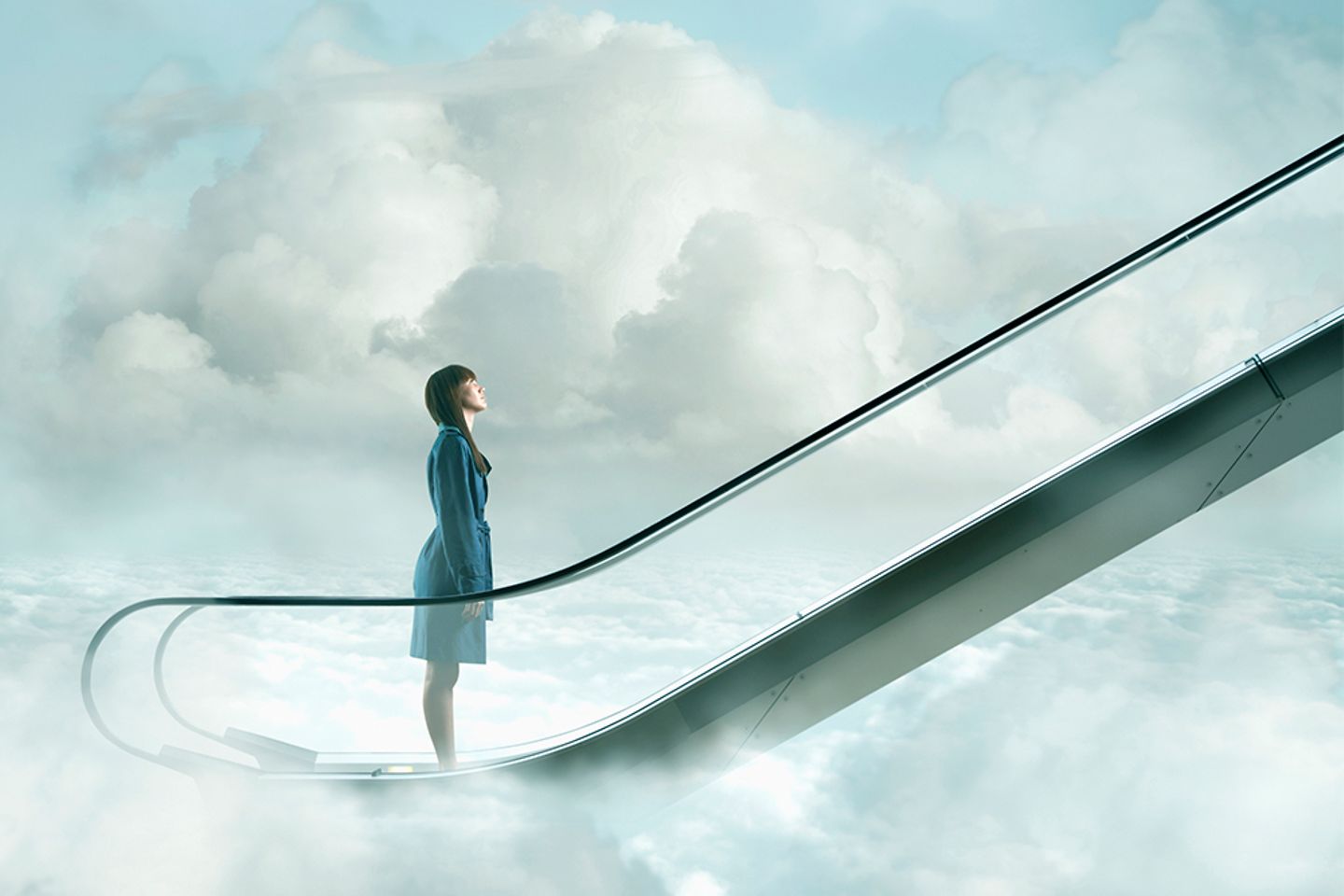 Frau auf Rolltreppe blickt auf die Wolke ueber dem Kopf