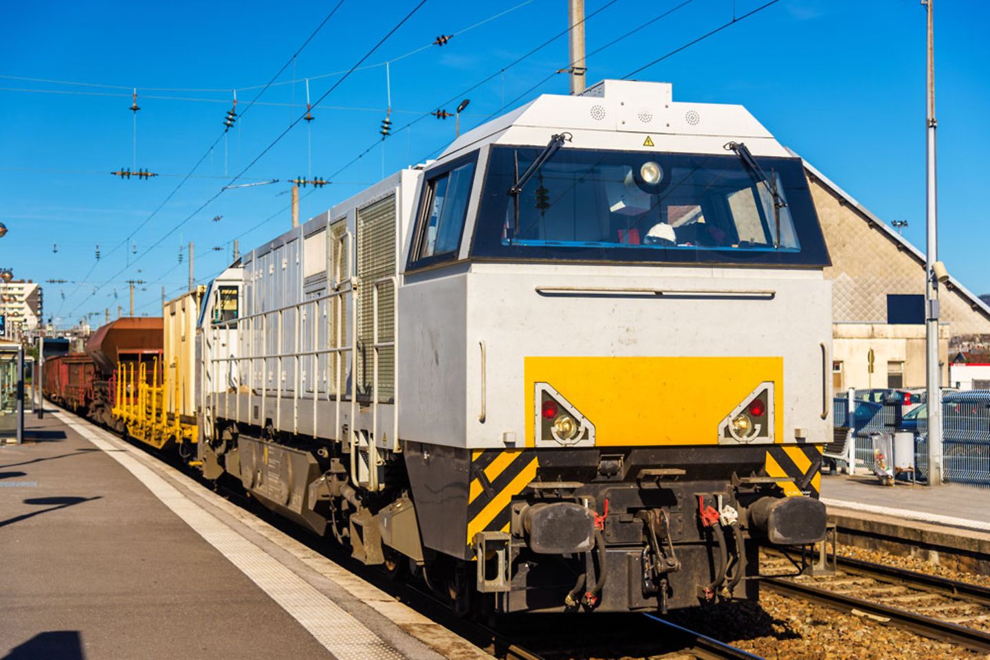 Diesellocomotief die een goederentrein trekt