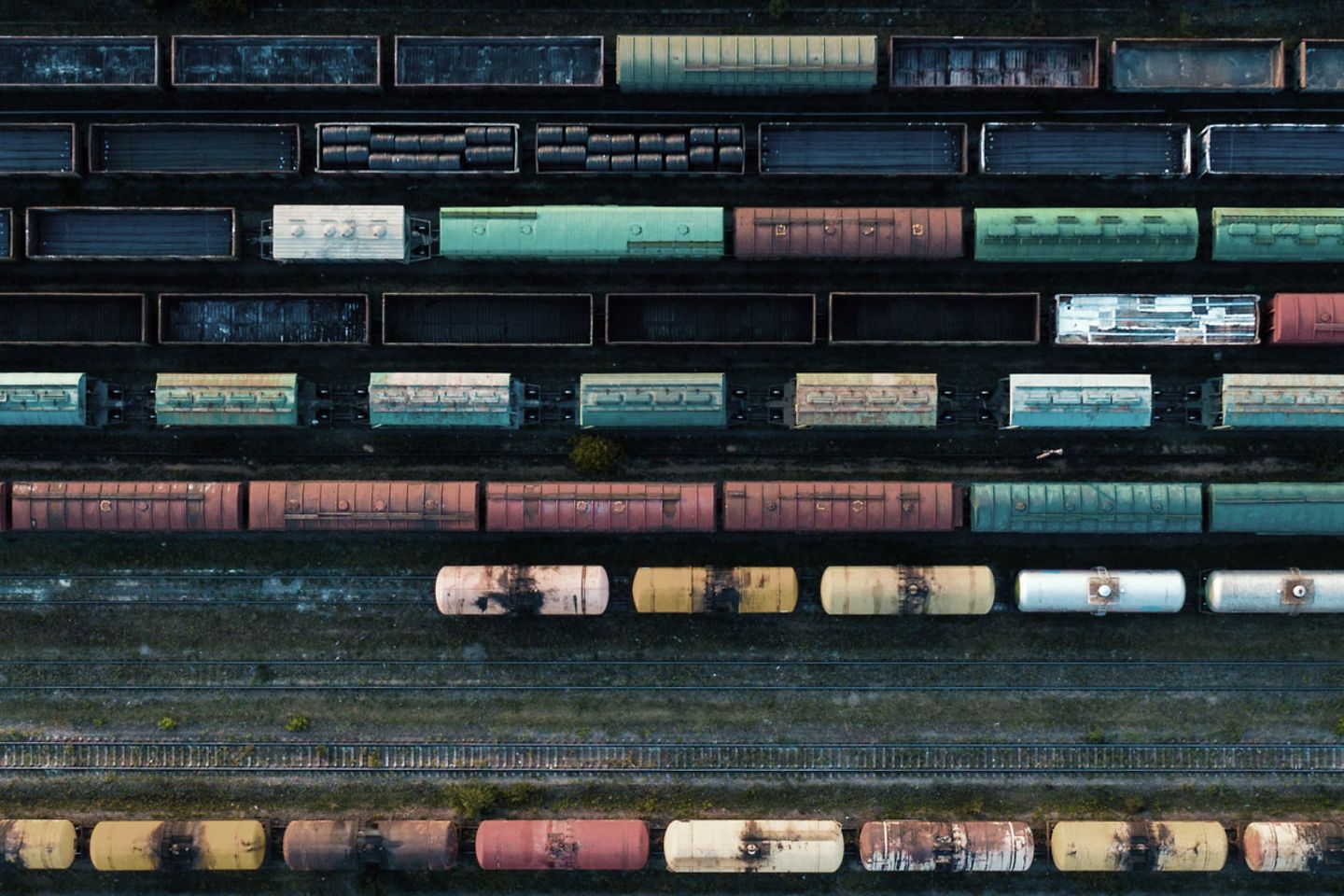 Luchtfoto van kleurrijke goederentreinen op het spoorwegstation.