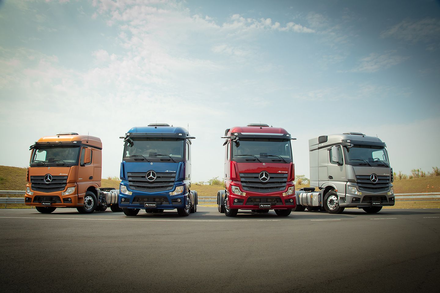 Frota de caminhões da Mercedes-Benz para transporte de carga na estrada