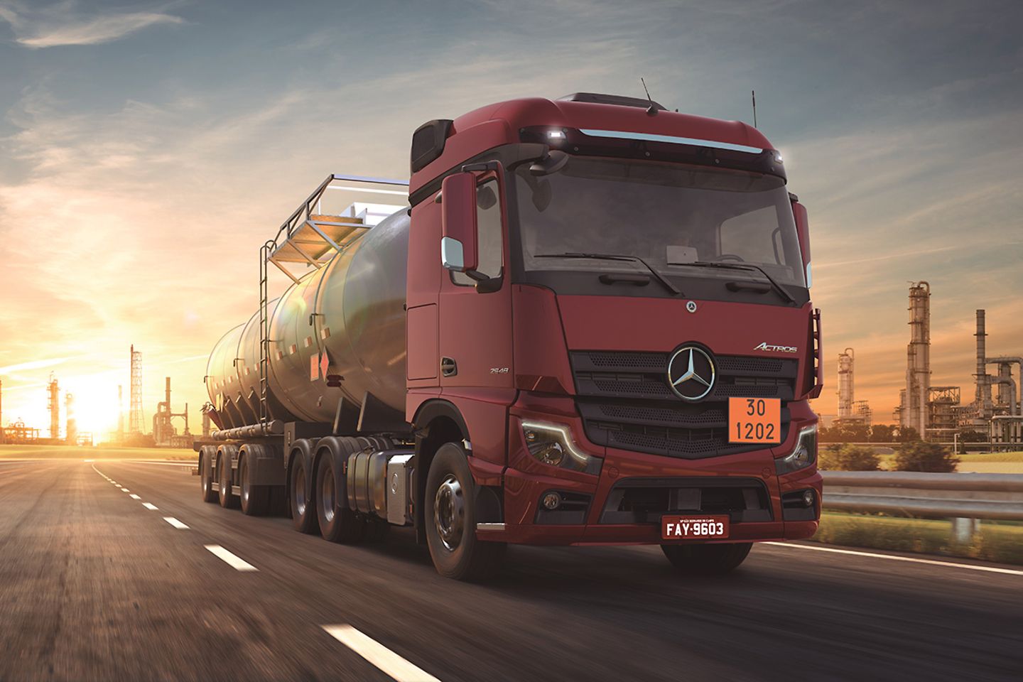 Frota de caminhões da Mercedes-Benz para transporte de carga na estrada