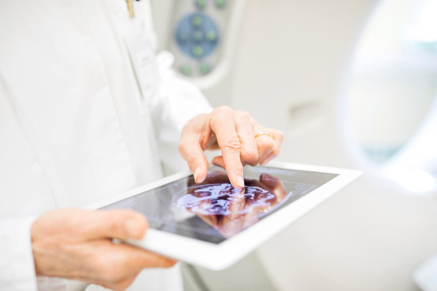 Arzt, der Röntgenbilder auf einem Tablet anschaut