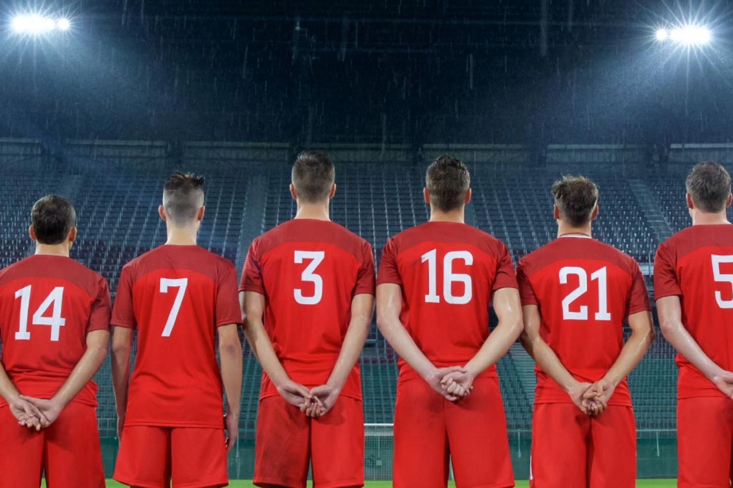 Aufstellung einer Fußballmanschaft im Stadion