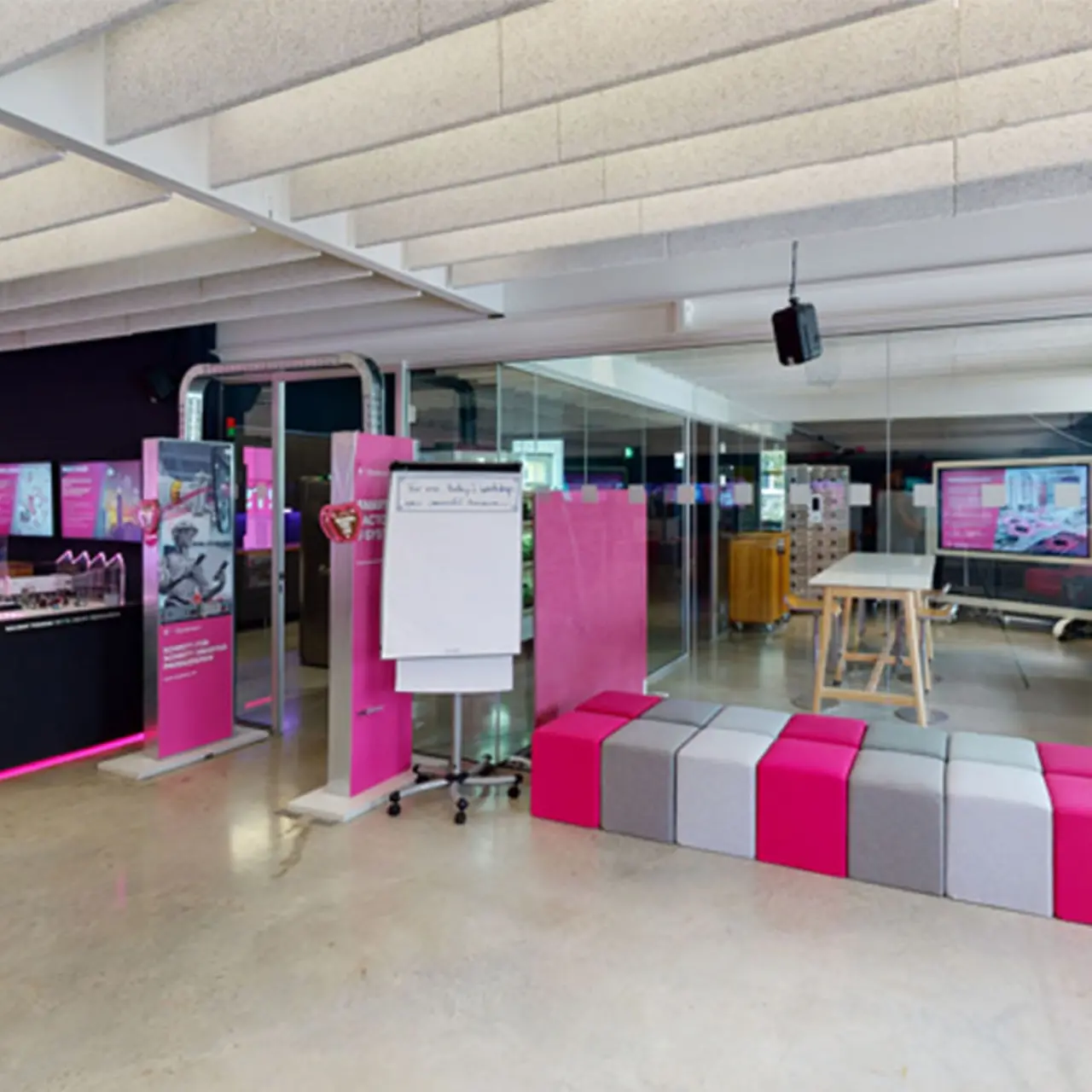 Sala de taller del Centro de innovación con sillas de colores separadas por una pared de cristal