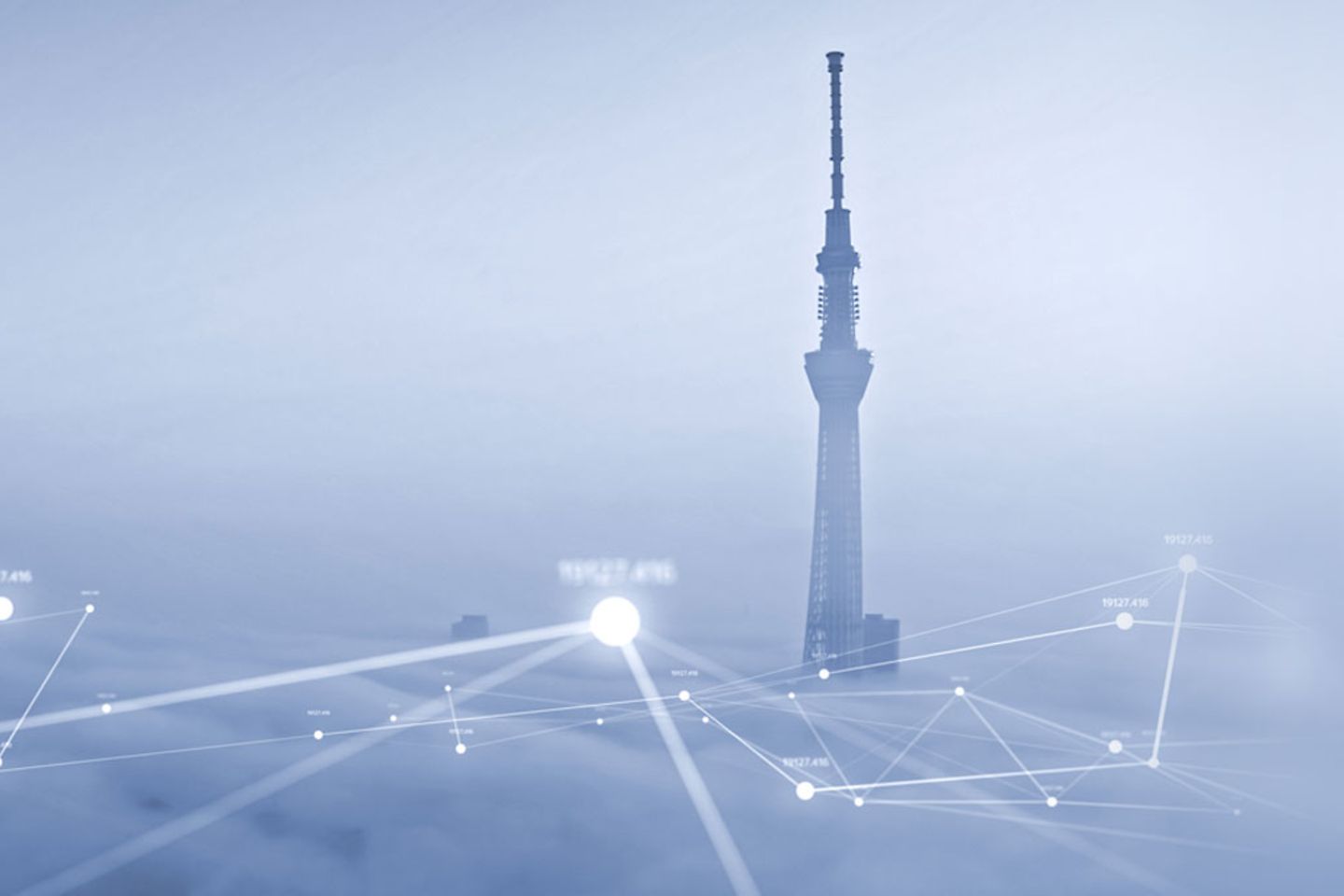 Tokyo Tower in den Wolken mit Netzwerk