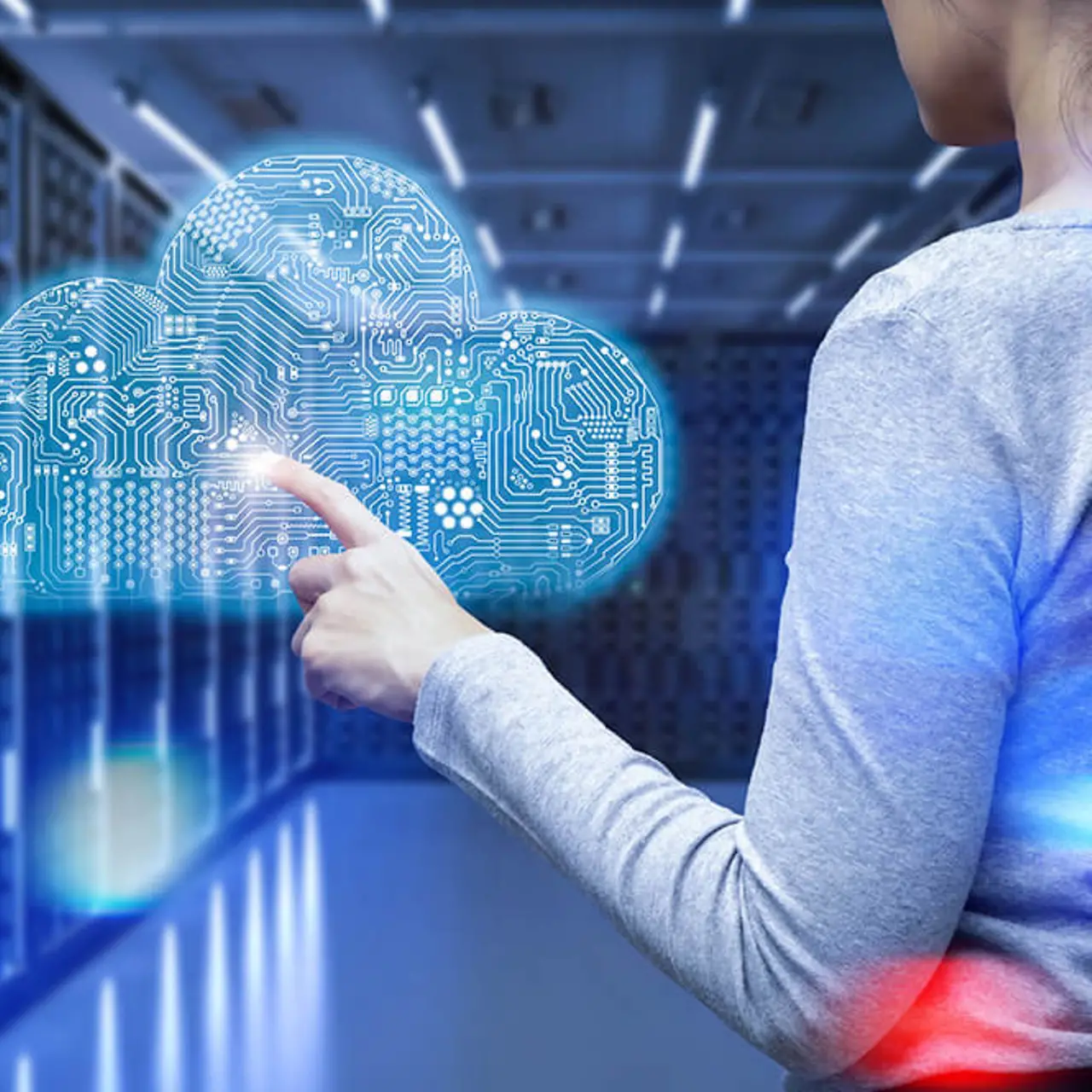 Una mujer señala a una nube holográfica en una sala de servidores