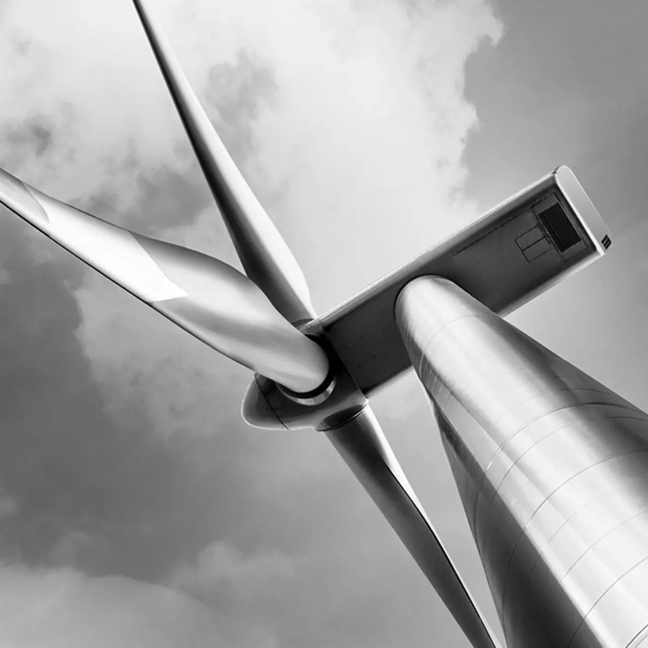 zwart-wit foto van een windmolen
