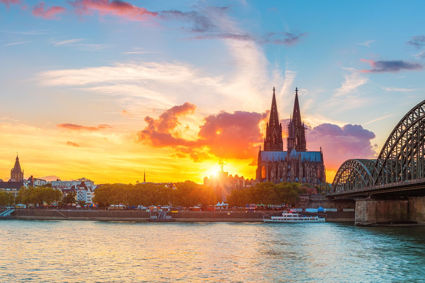 Blick auf Köln bei Sonnenuntergang