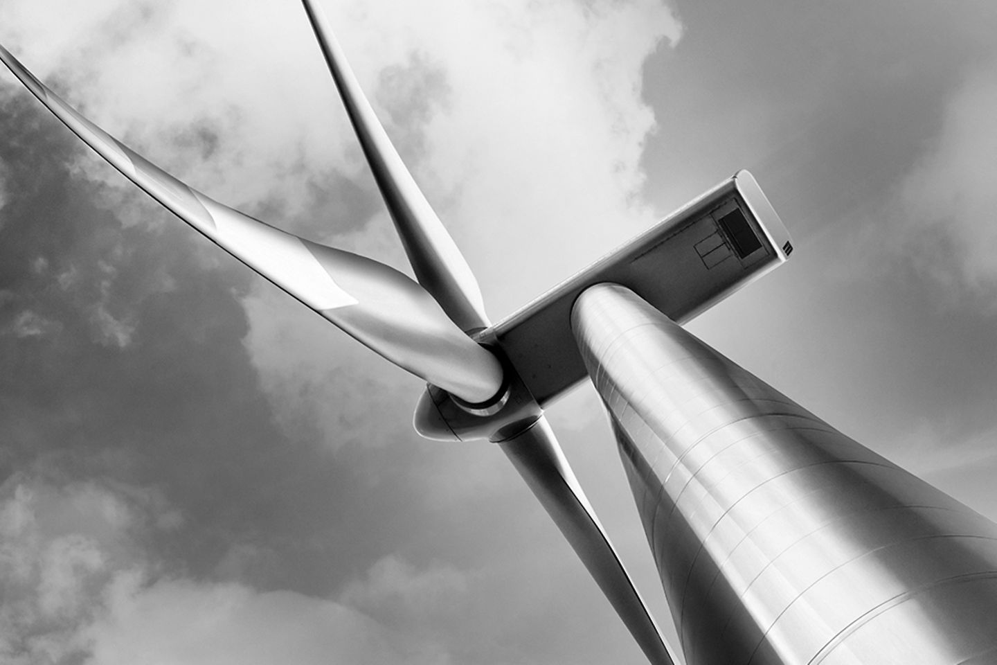 imagem em preto e branco de uma turbina eólica