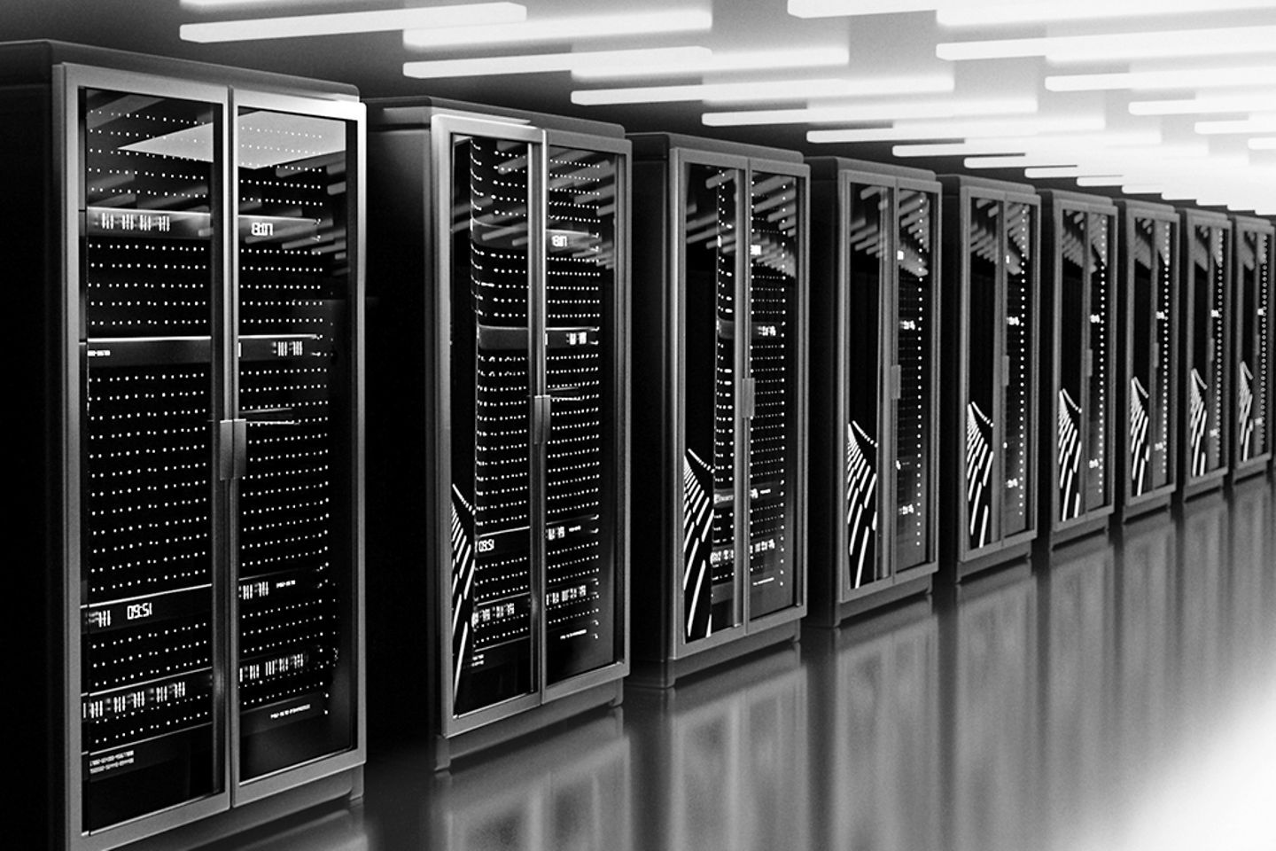 Foto en blanco y negro de una fila de armarios de servidores 