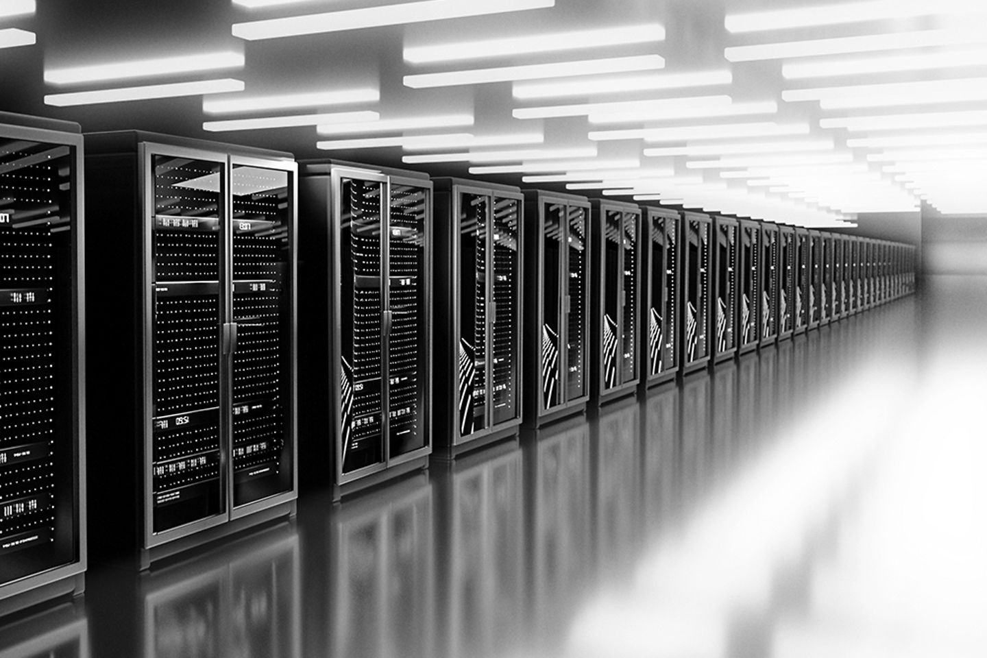 Foto en blanco y negro de una fila de armarios de servidores 