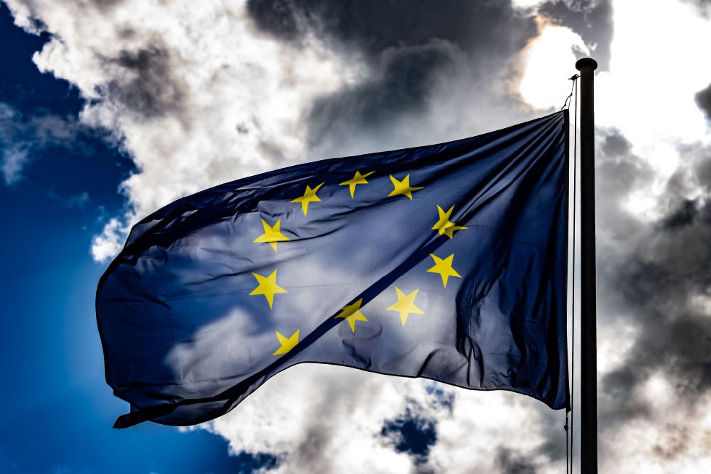 Die EU-Flagge fotografiert vor dem Himmel