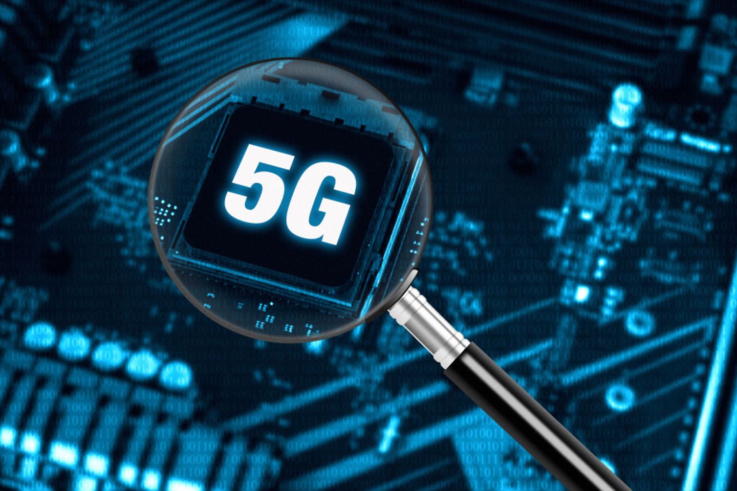 Vergrootglas boven een printplaat met het opschrift 5G