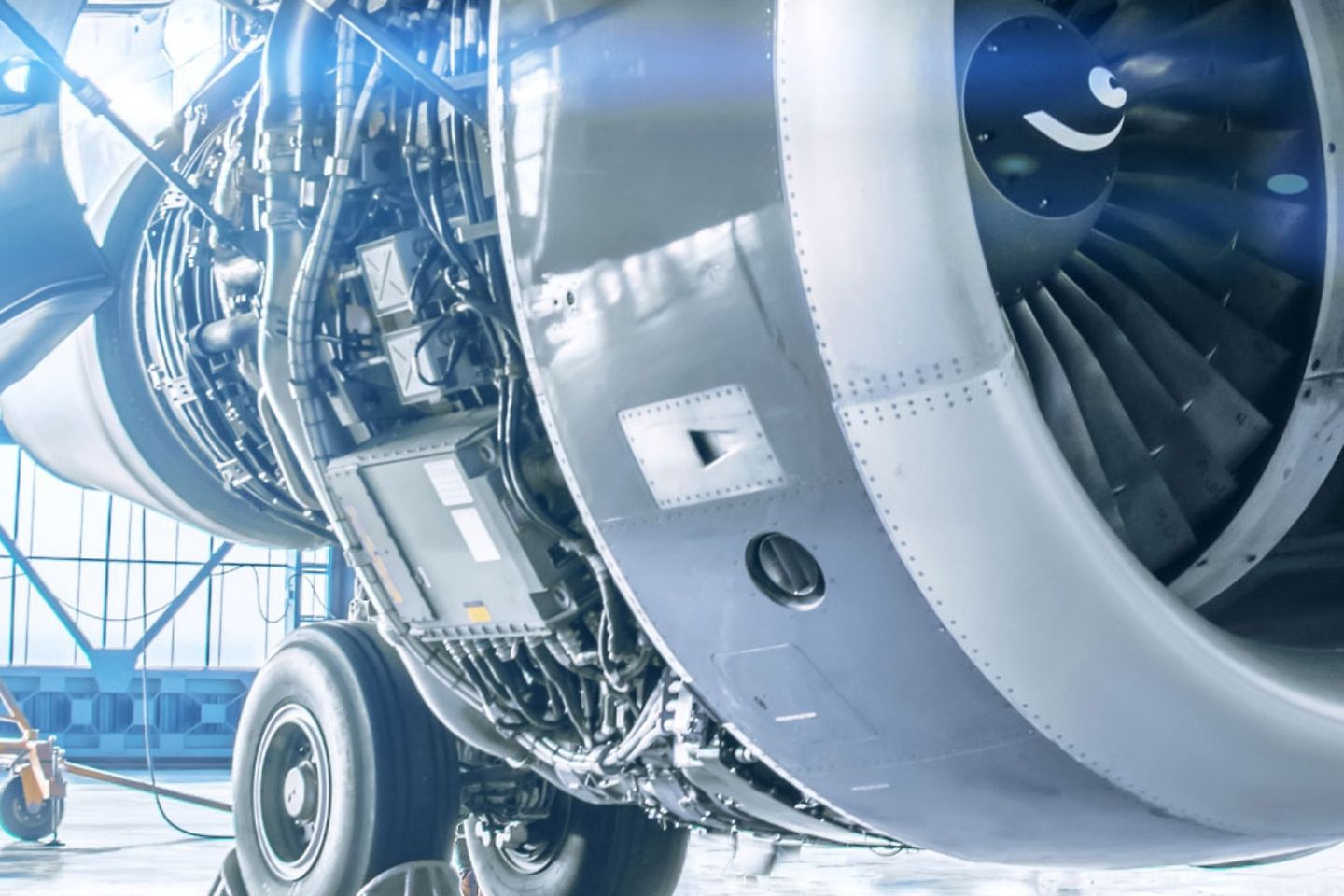 Ein Flugzeug in einem Hangar mit offengelegtem Triebwerk