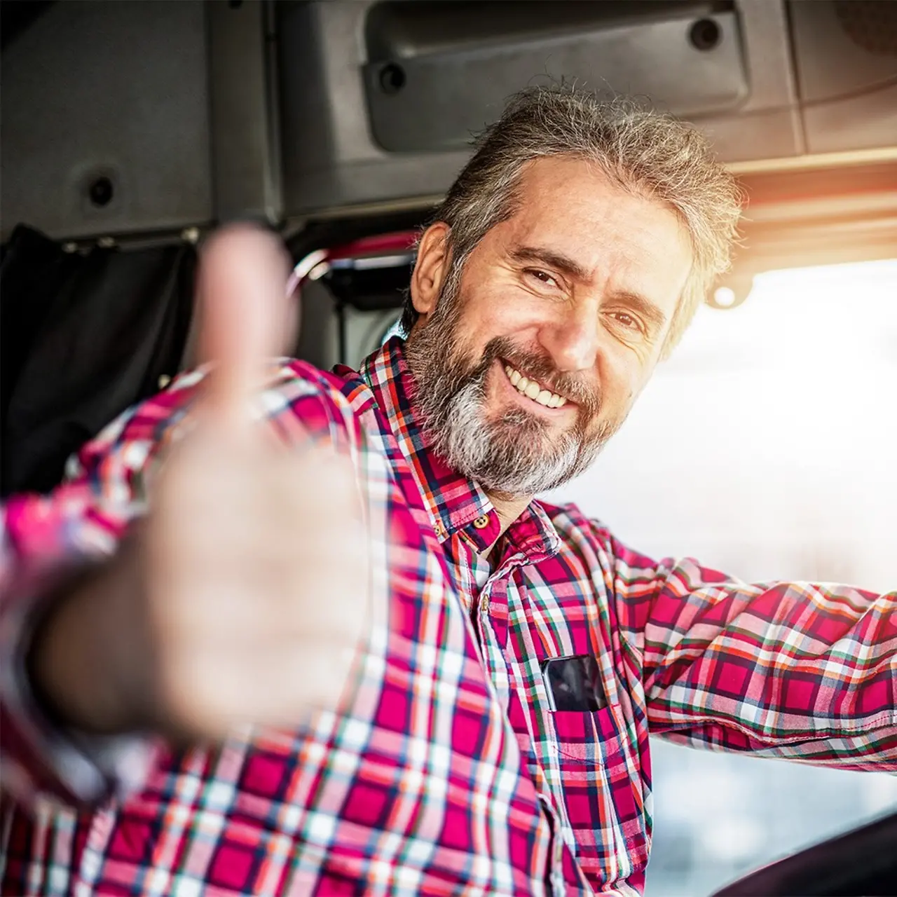 Mann im LKW gibt Daumen nach oben