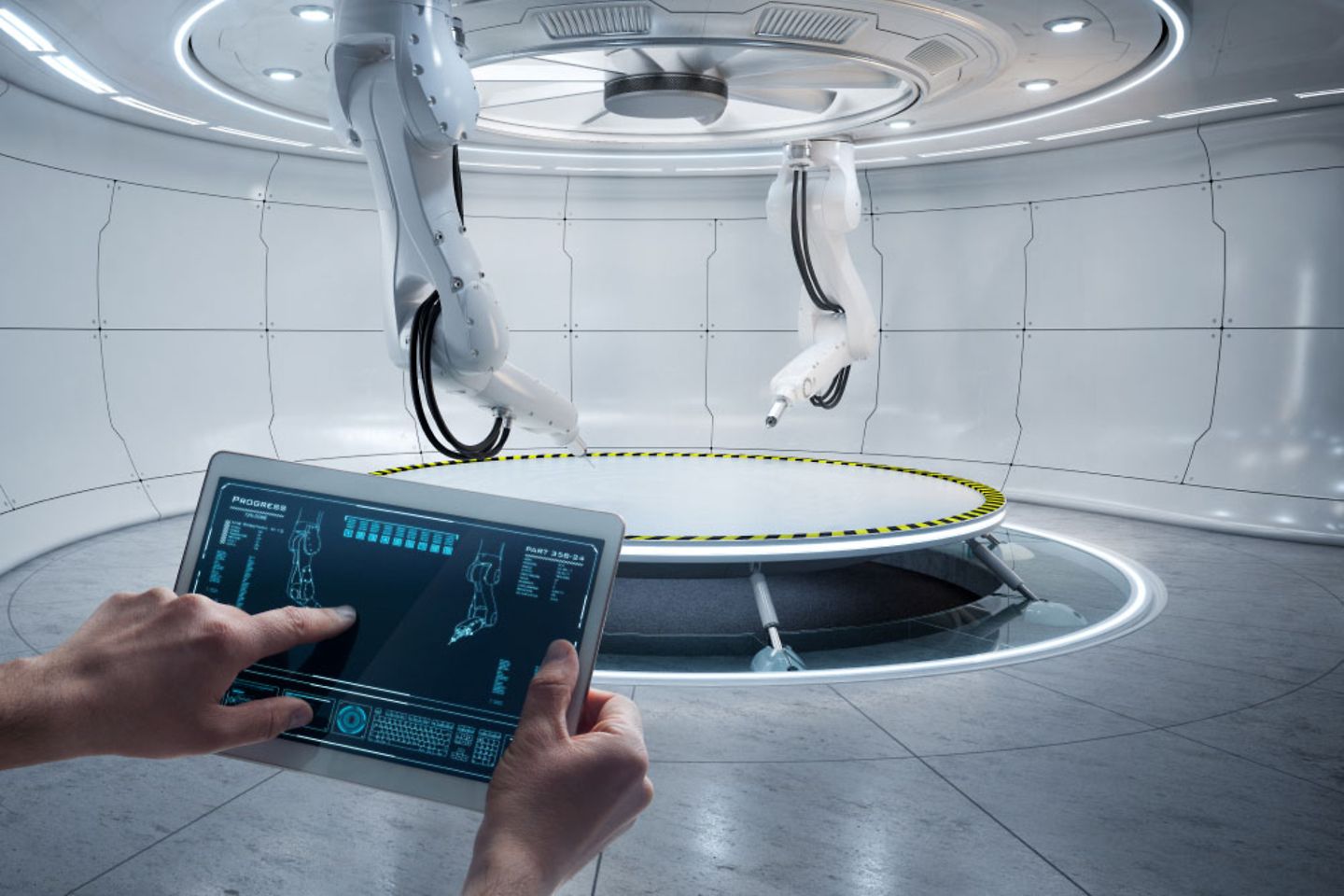 futuristische Fertignungsstätte mit Robotern die von einem Tablet aus gesteuert werden