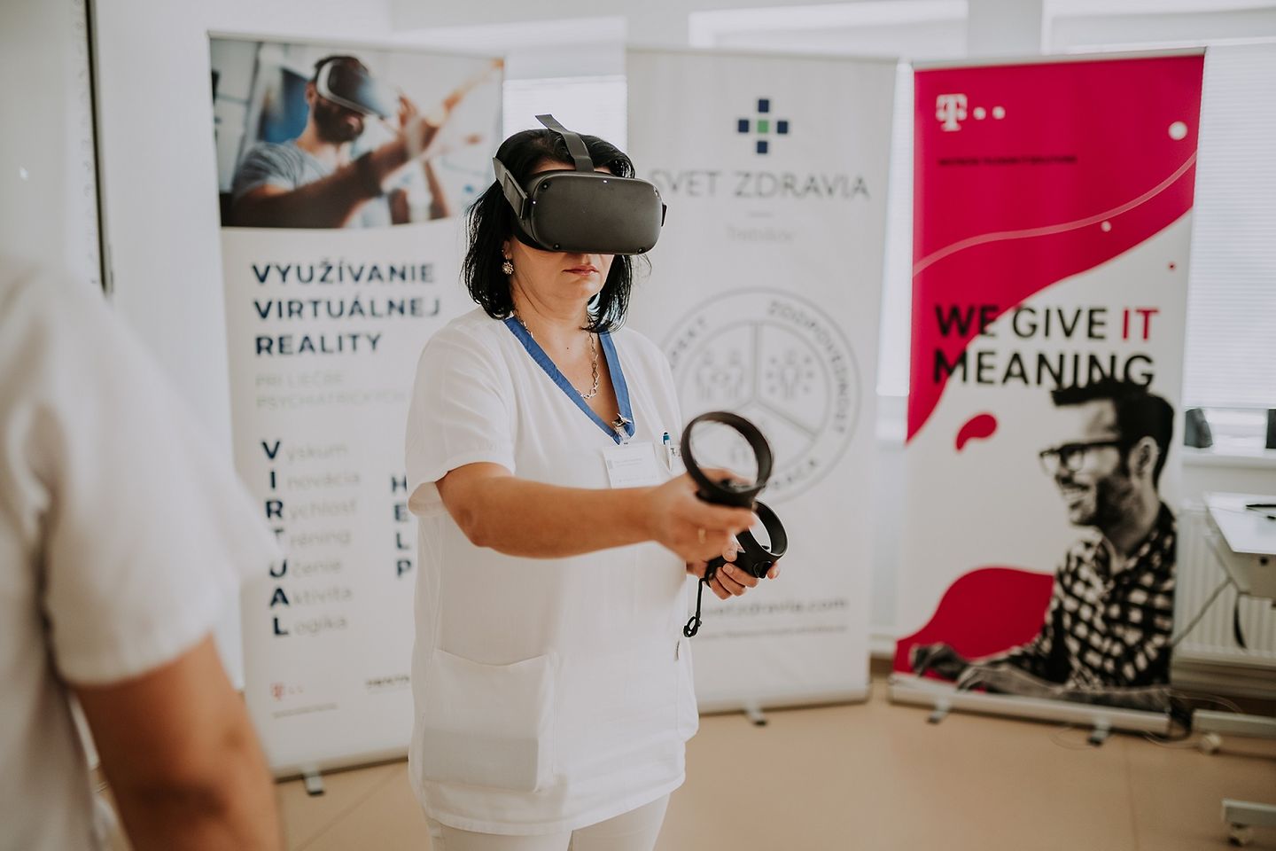 Arzthelferin mit einer VR-Brille