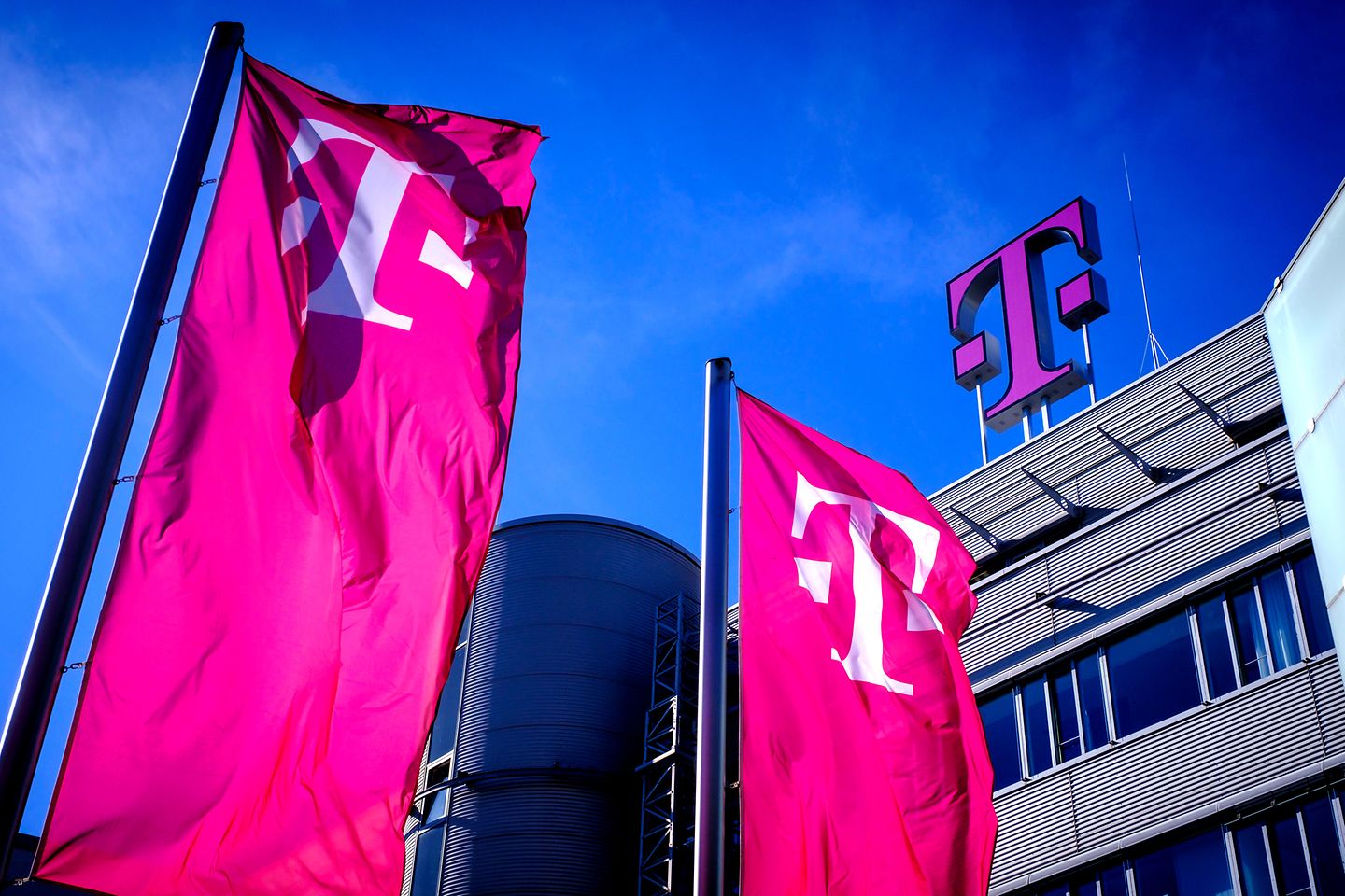 Gebäude der Telekom mit Fahnen davor