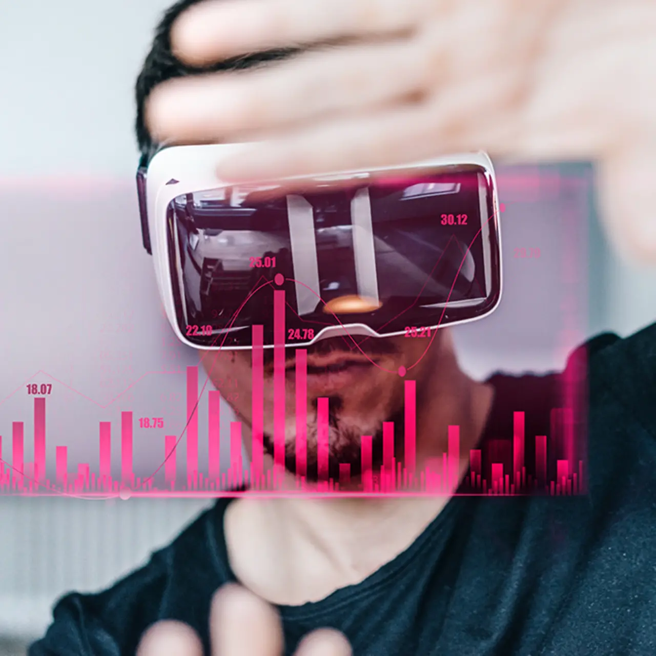 Man met V-bril en projectie van een magenta diagram.