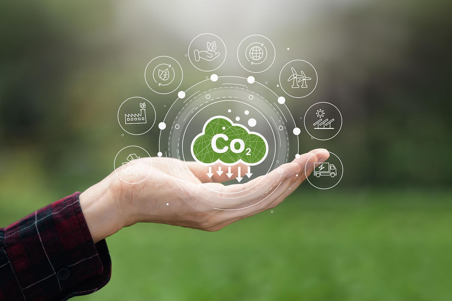 CO2 Emissioneinsparung ICON auf Hand umrandet von Energiesparung ICONs
