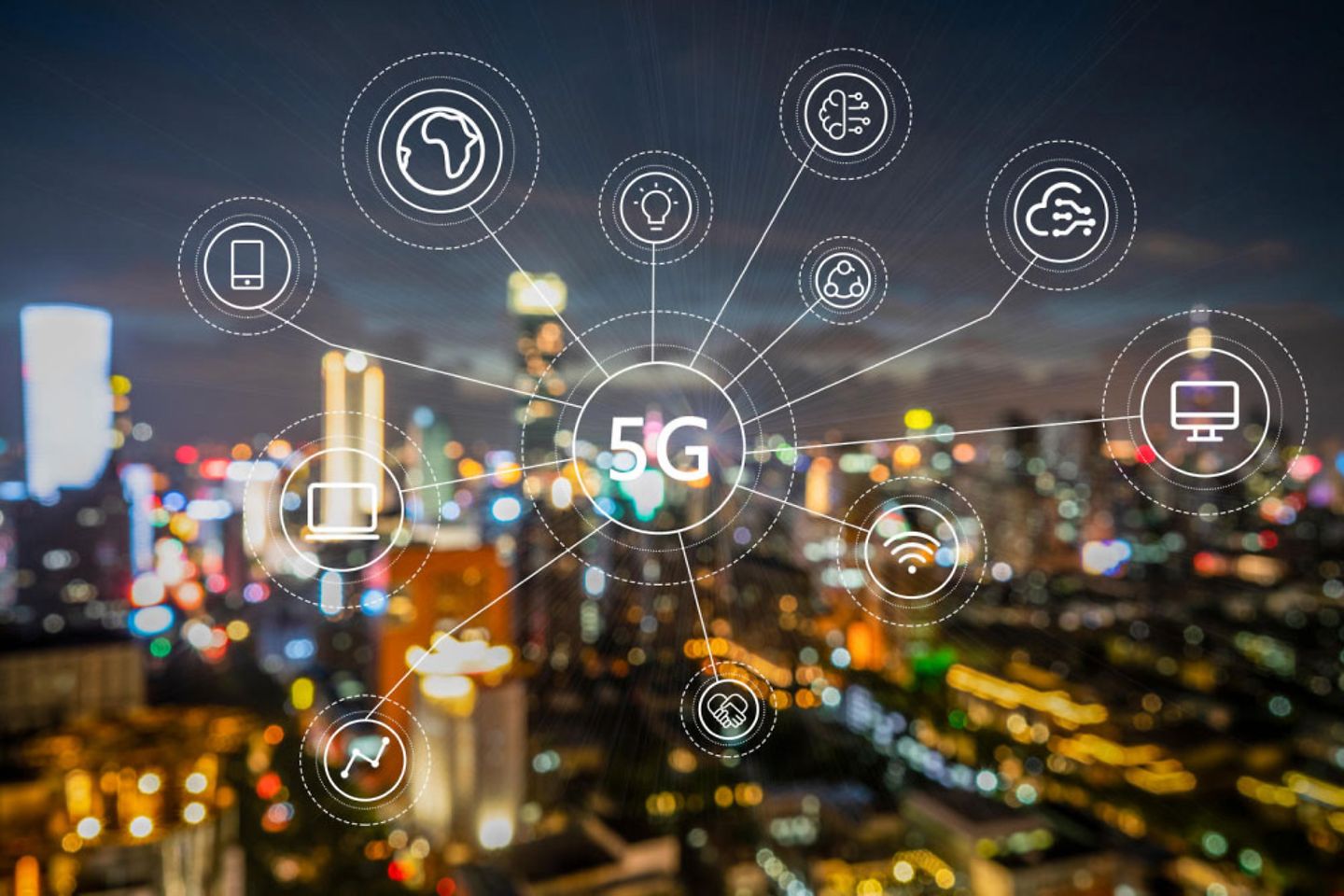 Eine verschwommene Stadt mit Icons rund um 5G im Vordergrund