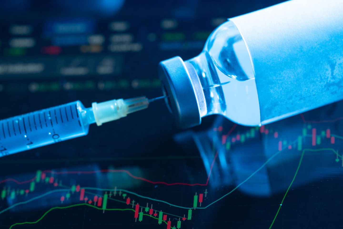Eine Spritze steckt in einer Flasche Vakzine mit dunklem Hintergrund und Diagrammen