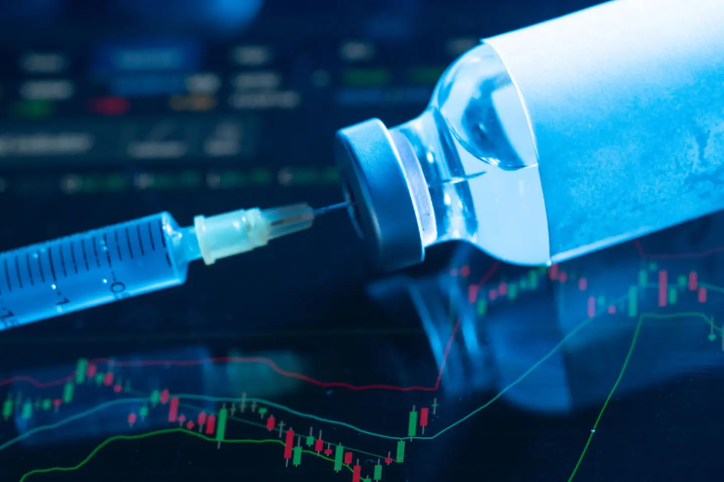 Eine Spritze steckt in einer Flasche Vakzine mit dunklem Hintergrund und Diagrammen