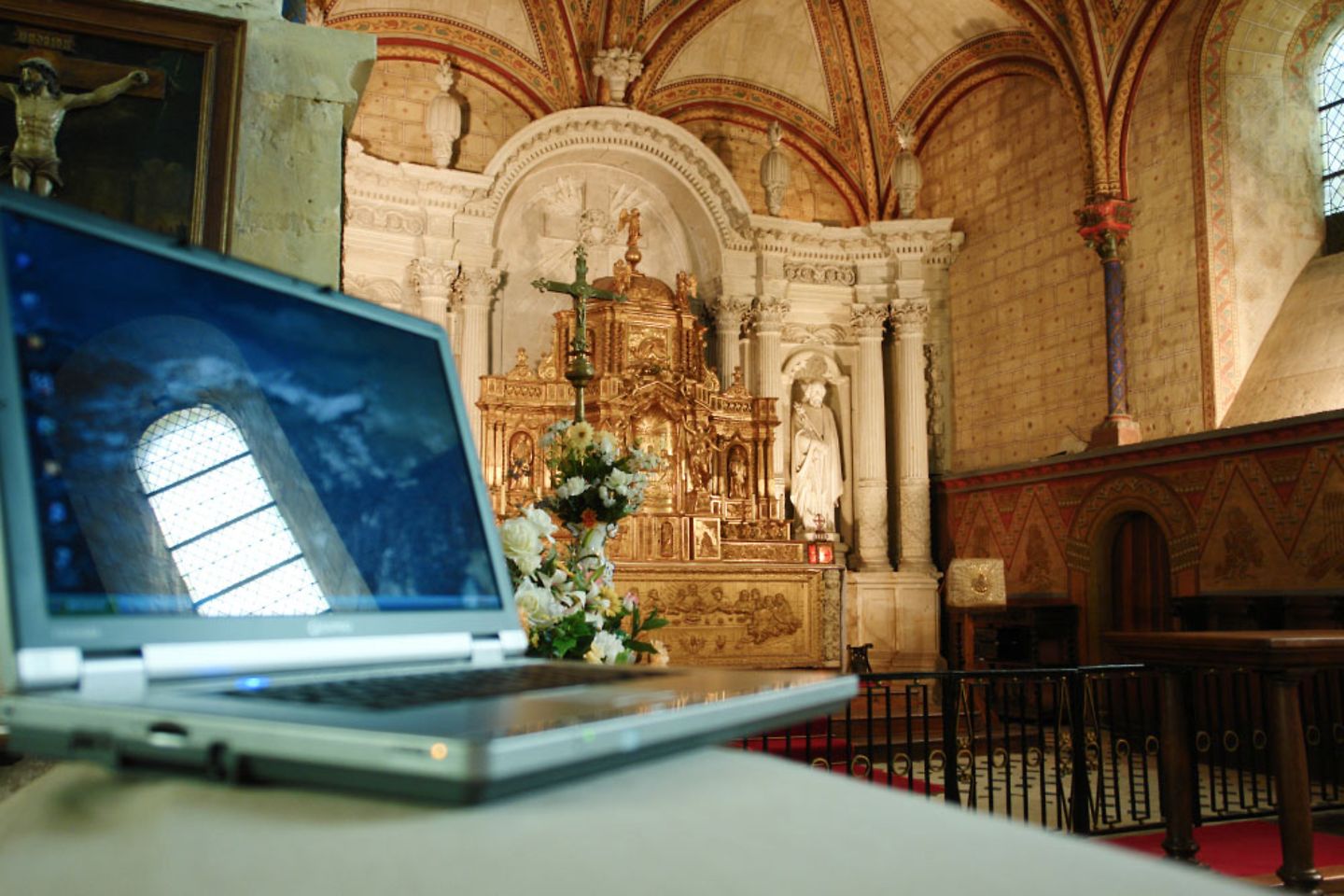 Ein Laptop steht in einer Kirche