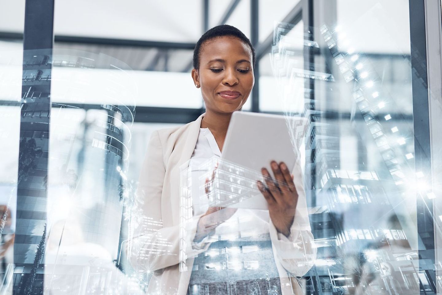 Frau in einem Büro mit Blick auf ein Tablet