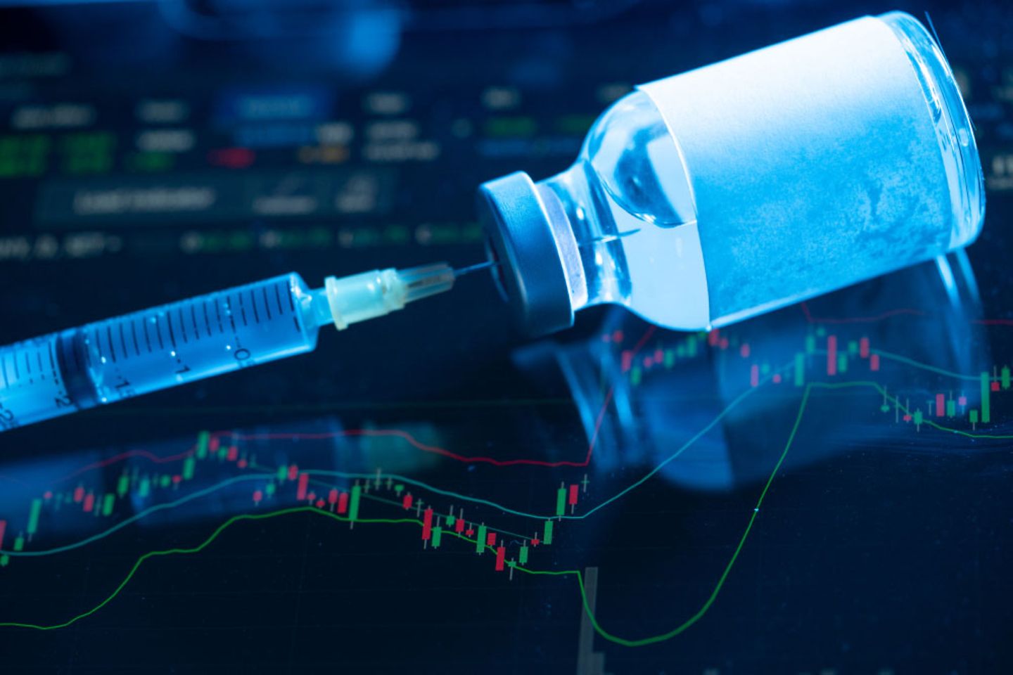 Een naald steekt in een fles met vaccin tegen een donkere achtergrond en diagrammen