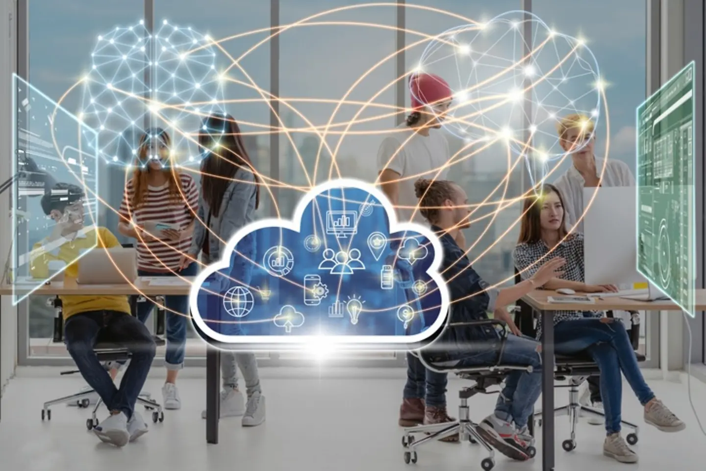 Dos grupos de personas reunidos alrededor de portátiles con nubes digitales en el aire de fondo