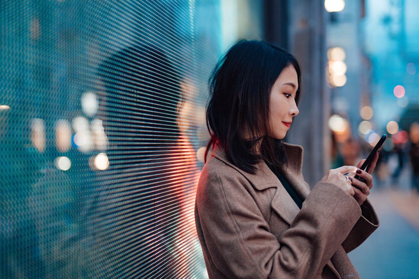 Una mujer usando un smartphone