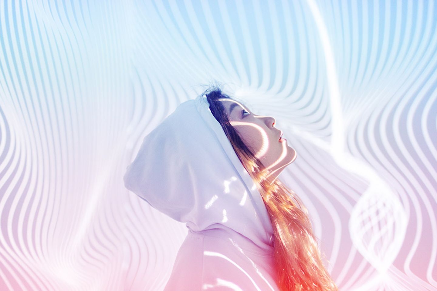 Uma jovem está na frente de um pano de fundo holográfico