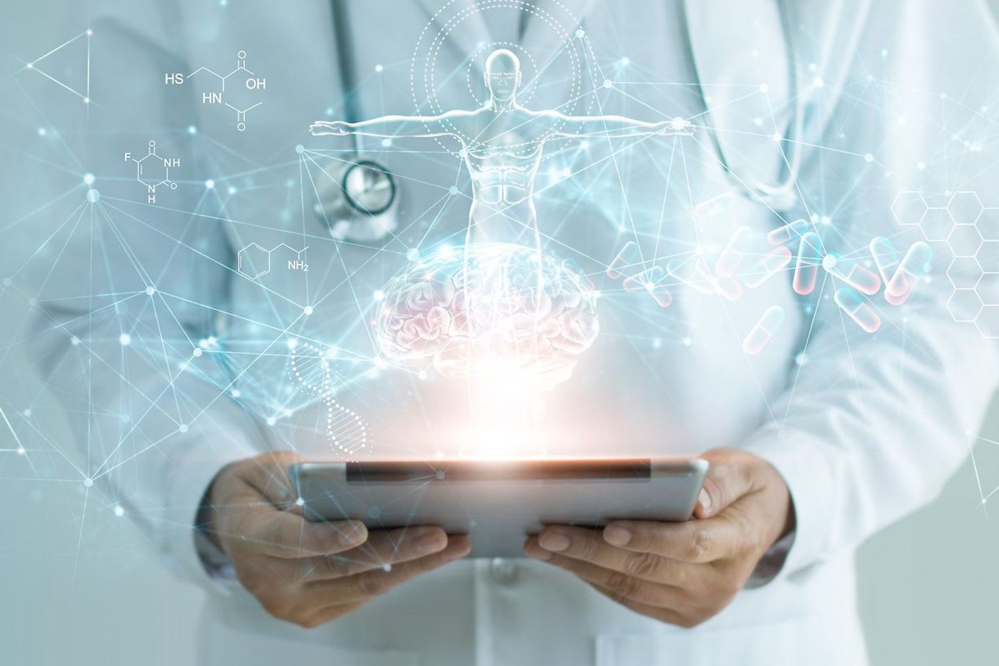 Un médico sostiene una tableta de la que salen dibujos y gráficos médicos que brillan digitalmente.