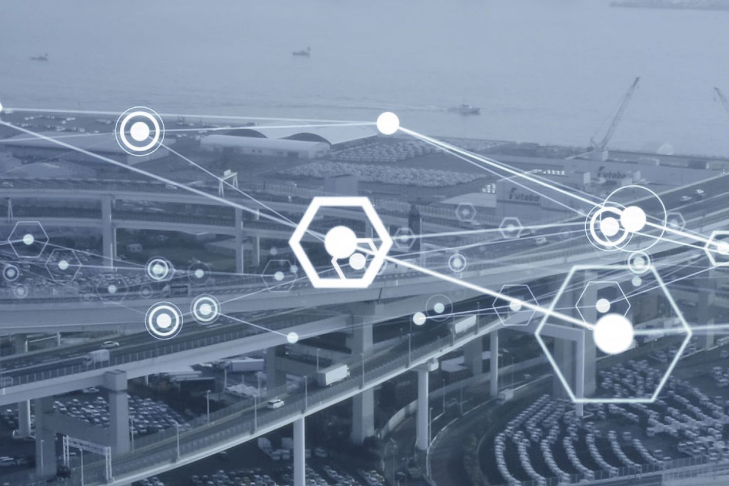 Une ville avec un pont superposé avec des interconnexions