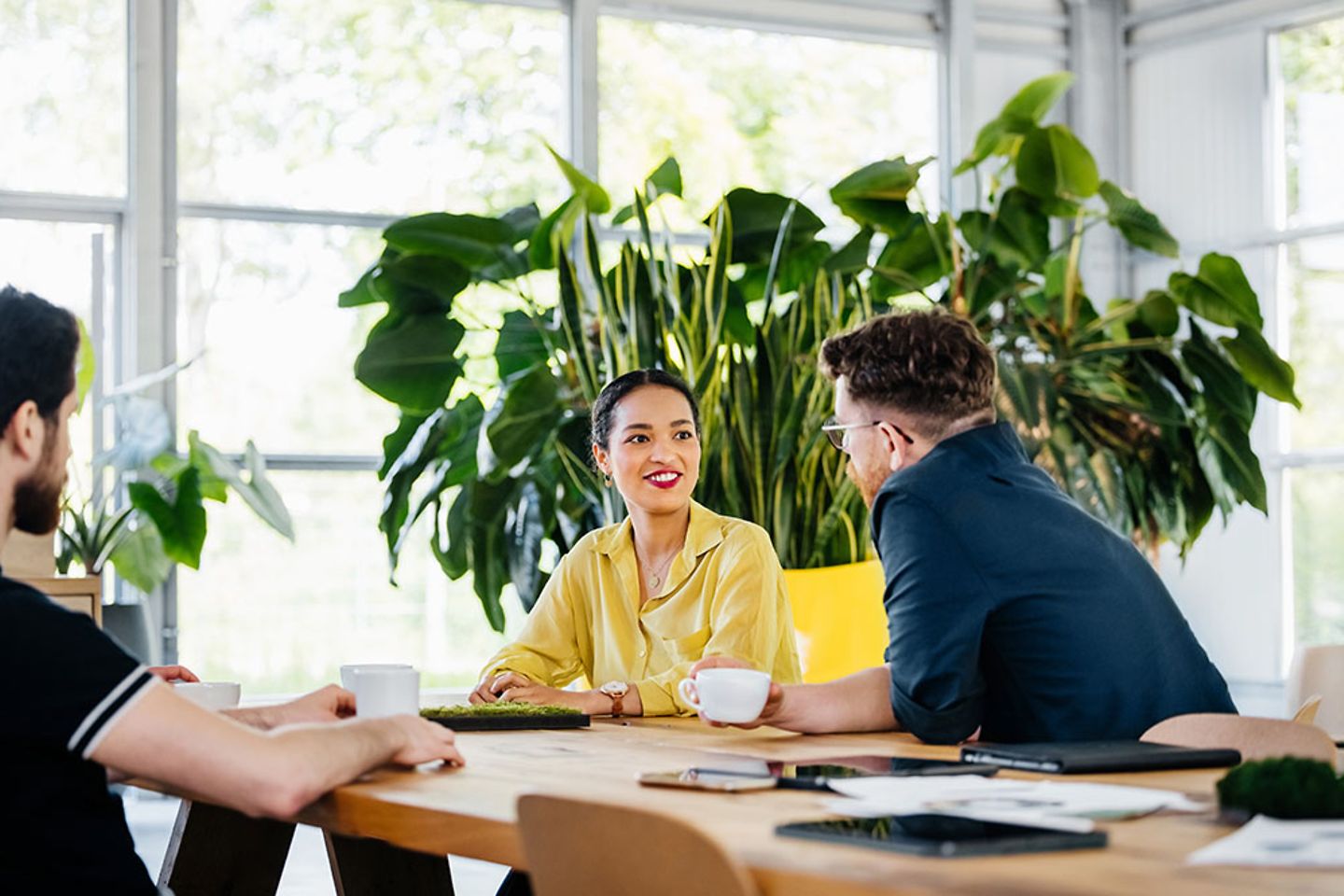 Collega's zitten aan een bureau voor businessmeeting