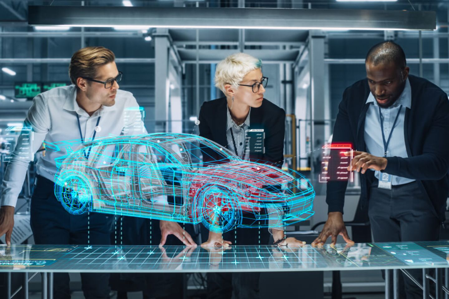 Industriële ontwerpers bekijken een hologrammodel van een auto