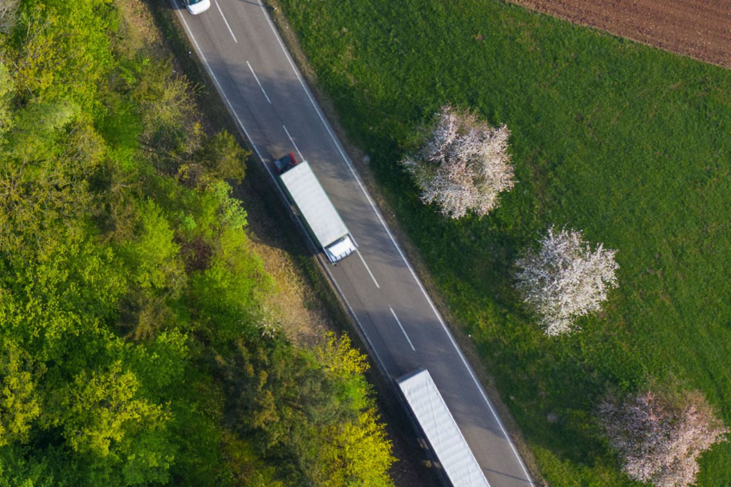 Drone-weergave van een weg met vrachtwagens