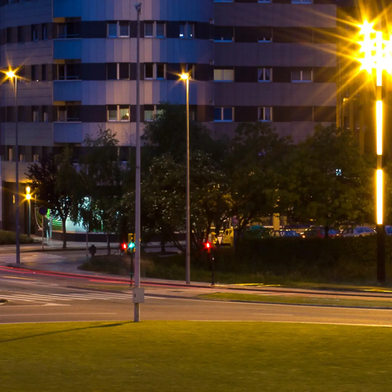 Sehr großer Verkehrskreisel in einer Großstadt bei Nacht.