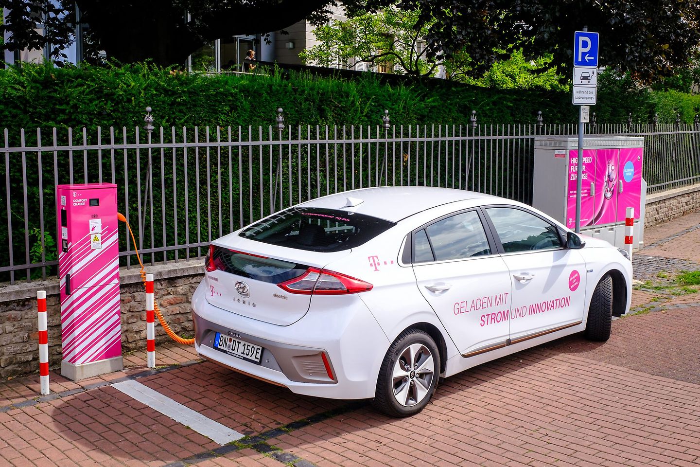 Ein Auto läd an einer ComfortCharge Ladesäule